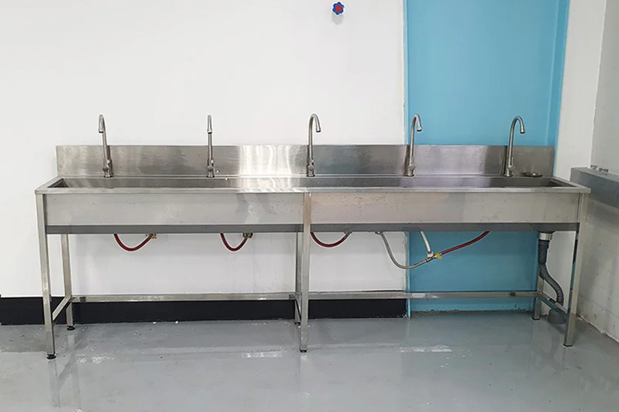 Sử dụng bồn rửa tay inox hay bằng sứ sẽ phù hợp hơn khi lắp đặt tại trường học?